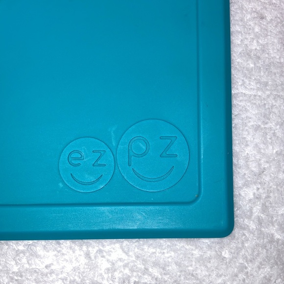 ezpz Happy Mat - 24 Months+ (Blue) - 100% Silicone Suction divided Plate mat - Picture 4 of 5